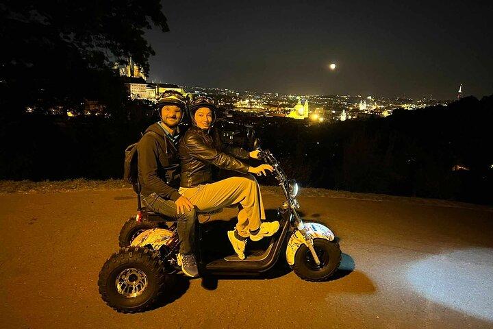 Visite nocturne en tricycle électrique à Prague - Guidée en direct