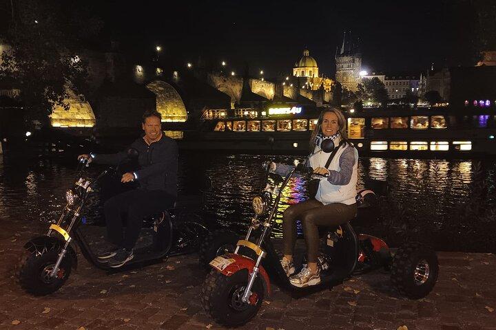 Excursão noturna de triciclo elétrico em Praga - guiada ao vivo