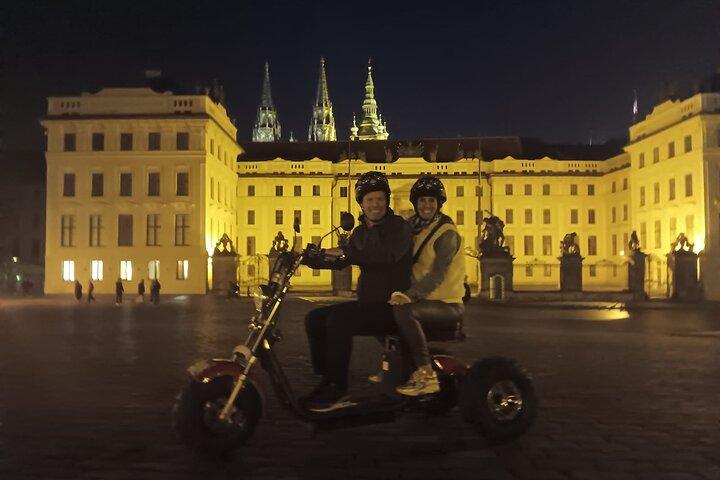 Visite nocturne en tricycle électrique à Prague - Guidée en direct