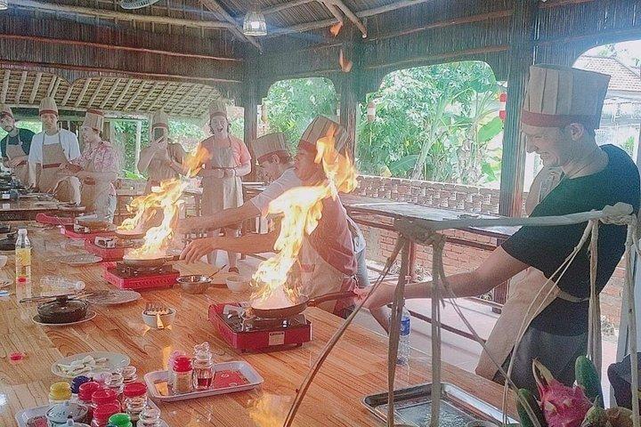 地元の家族と竹かごボートで楽しむホイアン料理教室