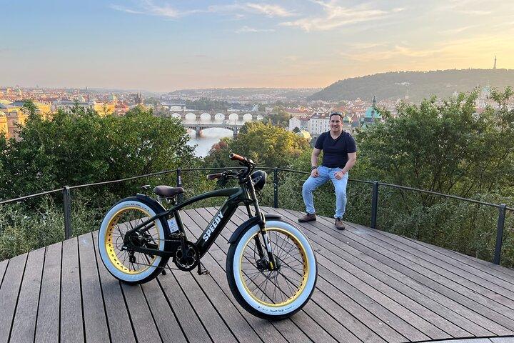 レトロスタイルの電動自転車でプラハの壮大な市内観光
