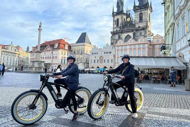 レトロスタイルの電動自転車でプラハの壮大な市内観光