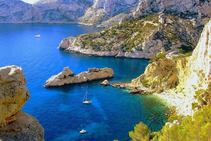 Calanchi di Cassis, il villaggio e degustazione di vini