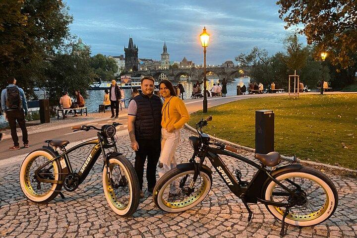 Retro Style E-Bike Night Tour i Prag - Live guidet