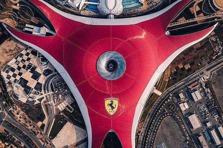 フェラーリ・ワールドとルーブル美術館見学＋オプショナル送迎