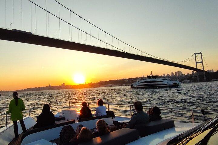 Istanbul Bosporus Sunset Luxe jachtcruise met snacks