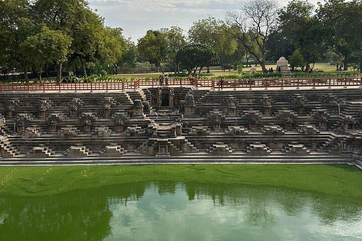 Modhera Sun TempleとRani ki Vavのプライベートツアー