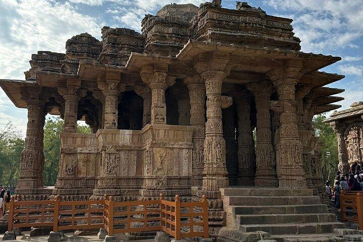Modhera Sun TempleとRani ki Vavのプライベートツアー