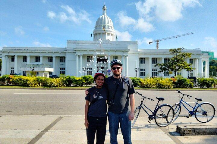 Passeio de bicicleta pela cidade cultural de Colombo