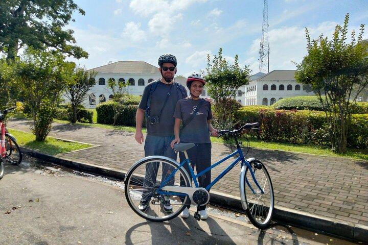 Passeio de bicicleta pela cidade cultural de Colombo
