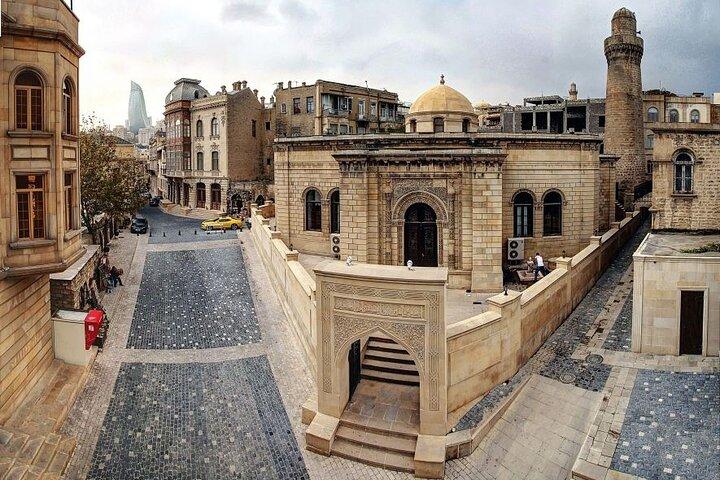 Baku: Atemberaubende Wanderung durch historische und moderne Stadt