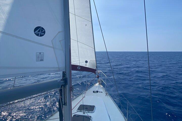 サントリーニ島の半日プライベート セーリング クルーズ (最大 6 名様まで)
