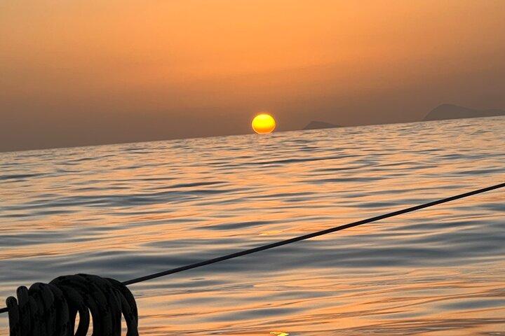 Cruzeiro privado de meio dia na ilha de Santorini até 6 pessoas