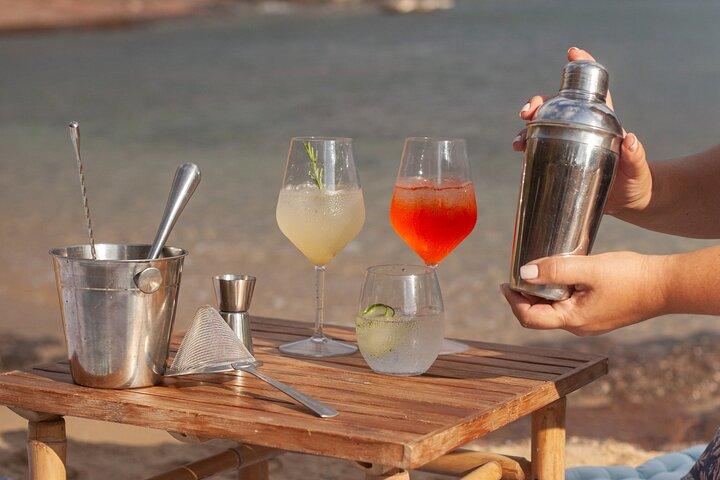Grekiska drinkar på en avskild strand