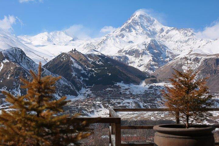 Landskaber af Ananuri Gudauri, Kazbegi og Hotel Rooms Gruppetur