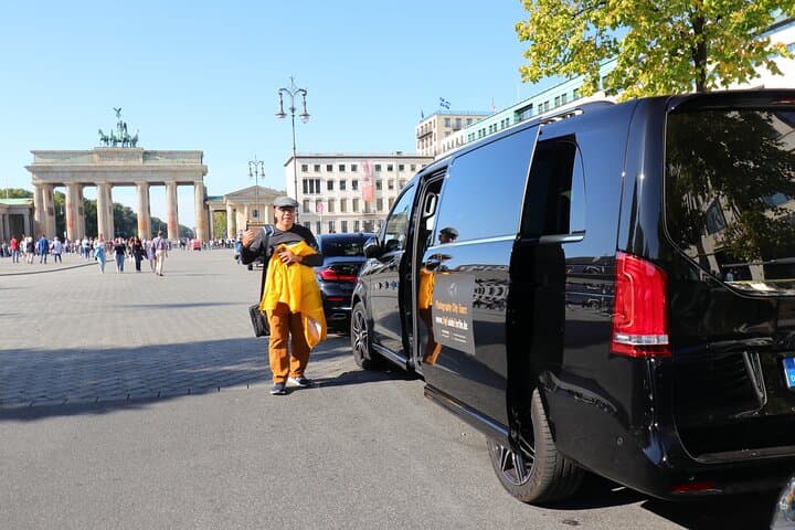 5hours: Guide, Chauffeur & Photographer in Berlin private Tour