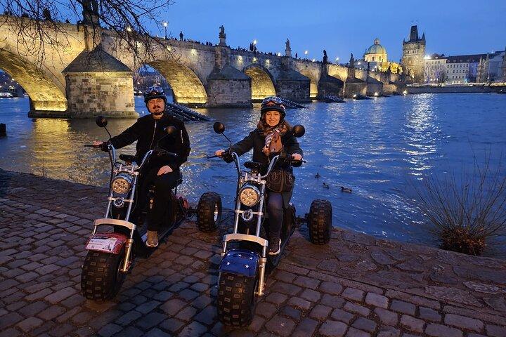 Visite nocturne en tricycle électrique à Prague - Guidée en direct