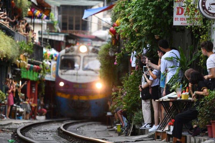 Tour gastronómico callejero en grupo pequeño por Hanoi con visita a Train Street