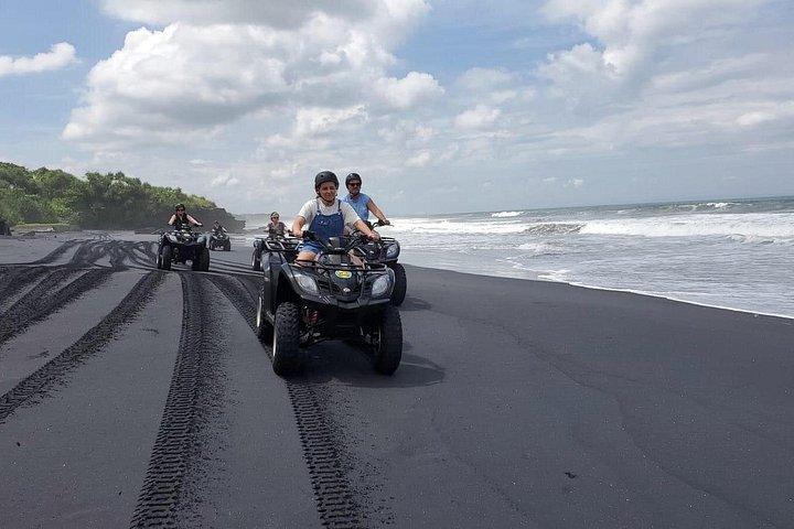 バリ島 ATV でビーチをドライブしながらタナロットの夕日を眺めるツアー