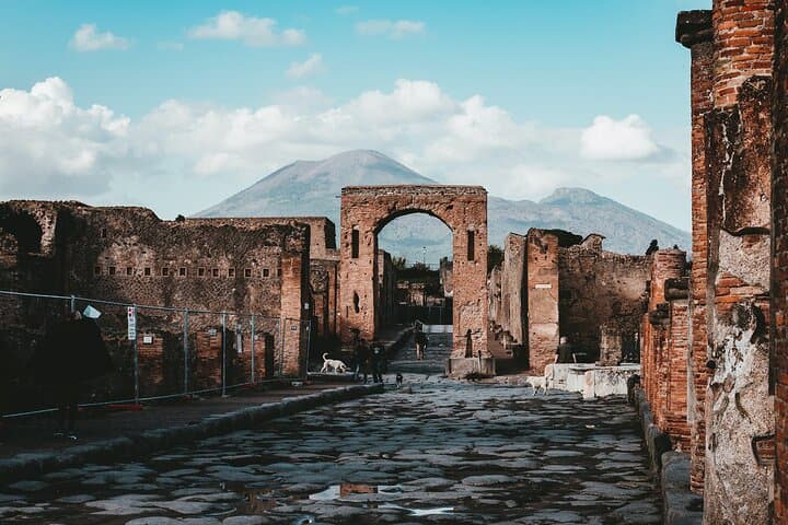 Private transfer from Rome to the Amalfi coast, 2h Pompei stop