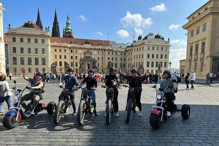 Excursão combinada de triciclo e bicicleta elétrica em Praga