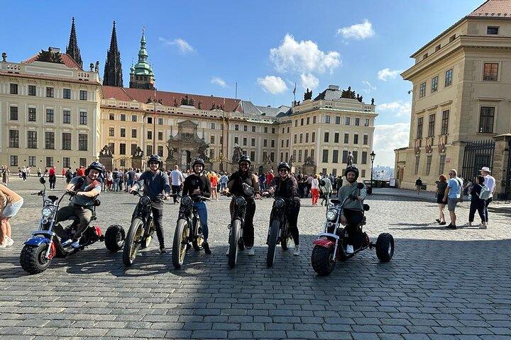 Excursão combinada de triciclo e bicicleta elétrica em Praga