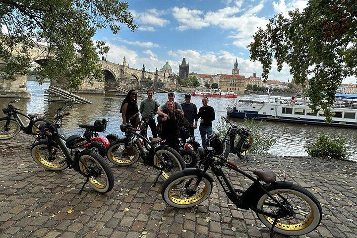 Excursão combinada de triciclo e bicicleta elétrica em Praga