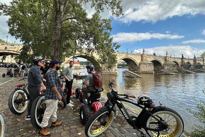 Excursão combinada de triciclo e bicicleta elétrica em Praga