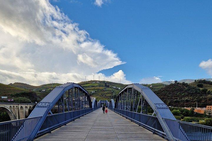 ドウロ渓谷ツアー：ワインテイスティングリバークルーズとポルト発ランチ