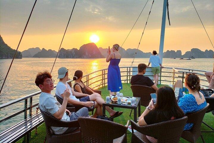 Halong Bay Cruise Day Trip: Titop ø, overraskelsesgrotte, svømning, kajaksejlads