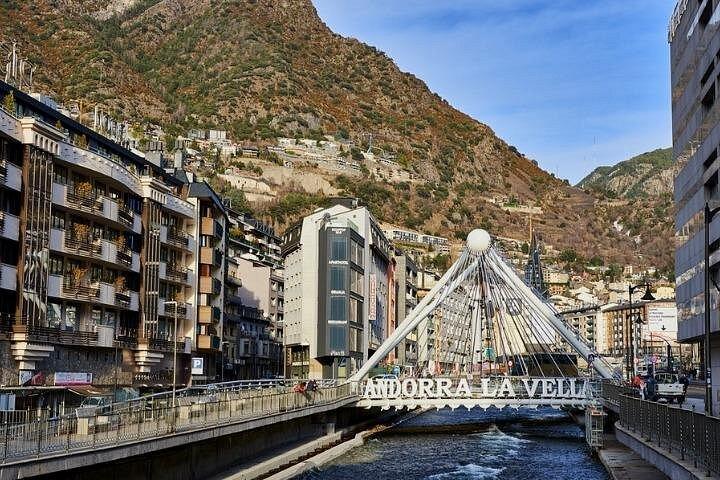 アンドラ、フランス、スペインの日帰りツアー (ガイド 2 名とホテルへのお迎え付き)