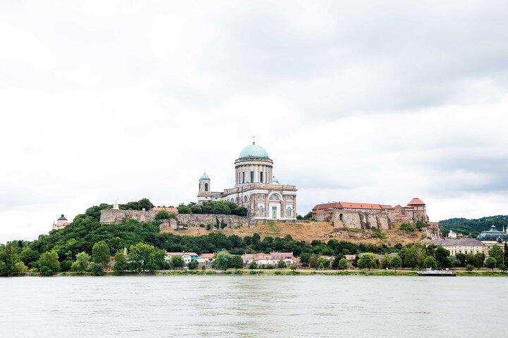 Danube Bend-tur med minibuss med hotellhämtning: 3 städer och tårta