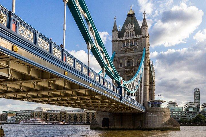 スキップ・ザ・ライン・タワーブリッジとロンドン塔プライベートツアー