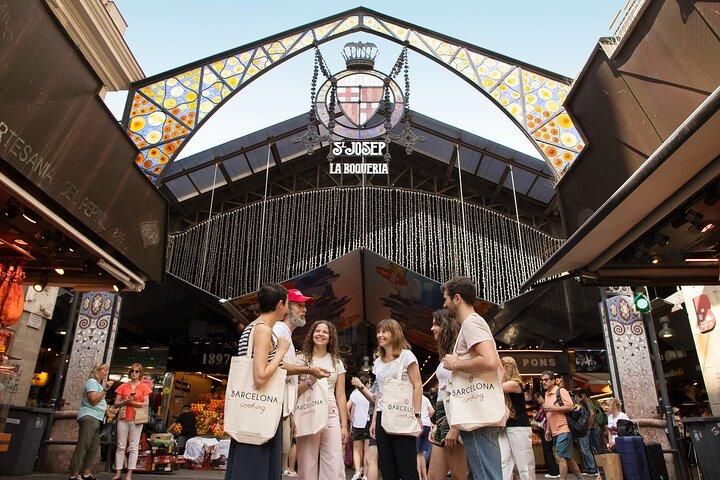 Interaktiv Paella & Marknad: Bottomless Wine & Rambla Views
