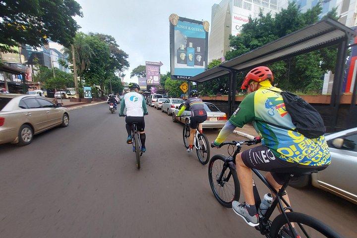 1日で3カ国を巡る自転車ツアー - 55 km | （終日）