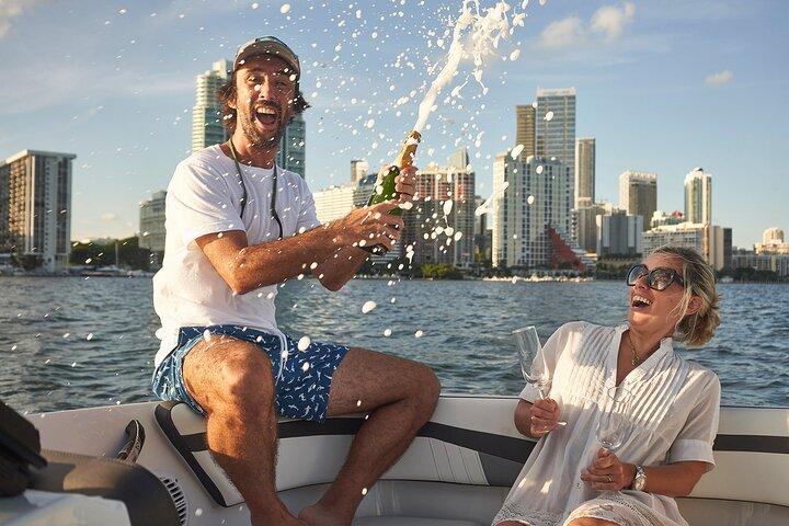 経験豊富な船長とシャンパンで行くマイアミのプライベートボート
