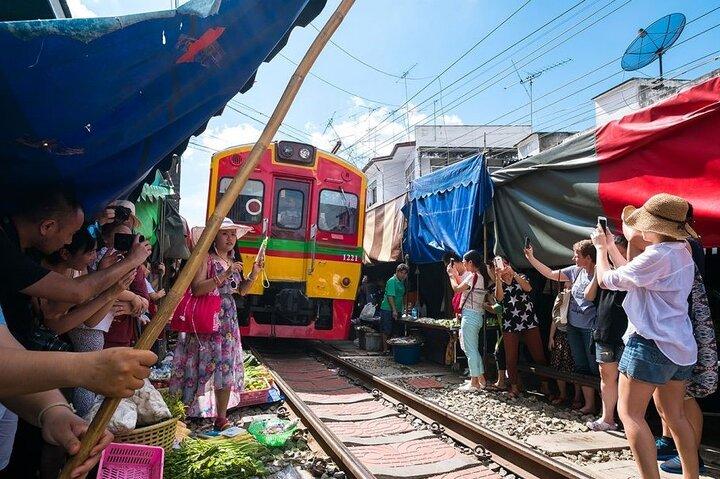 マエロン鉄道市場＆ダムノエン・サドゥアク市場パドルボートツアー