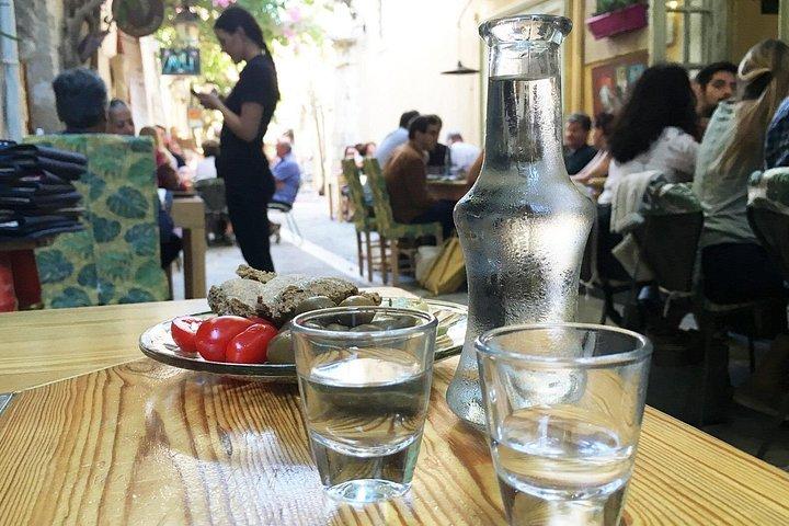 クレタ島の夜の音楽、食べ物、ダンス