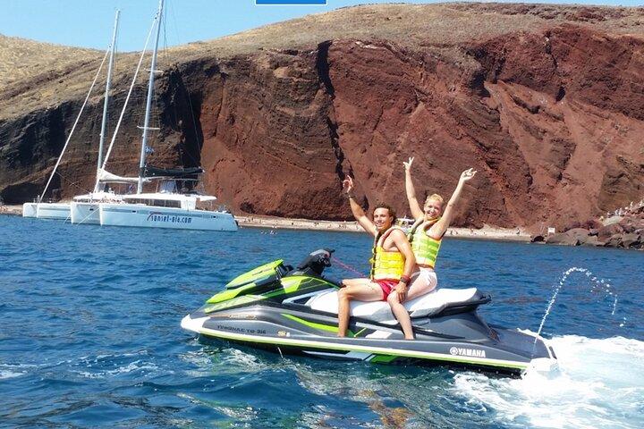 Santorini: descubrimiento privado de la costa sur en moto acuática