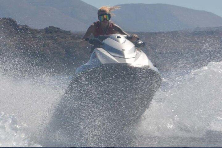 サントリーニ島：ジェット スキーで南海岸をプライベート探索