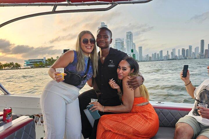 Cartagena: Festa de barco ao pôr do sol, restaurante caribenho e passeio pelo Getsêmani