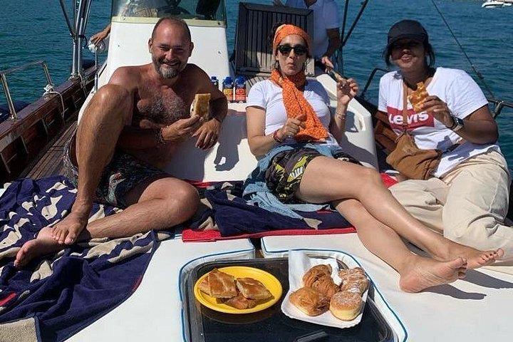 ラ・スペツィアの食前酒、ランチ、パーティー付きボート ツアー