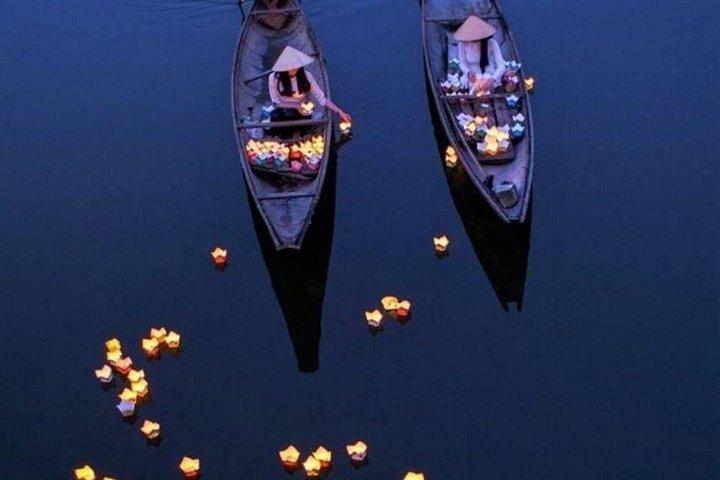 プライベート ナイト ボート トリップとホイアン川の水上ランタン