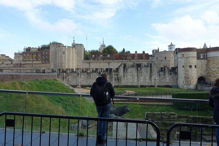 ローマ時代のロンドンの遺跡 ガイドなしのウォーキング ツアー