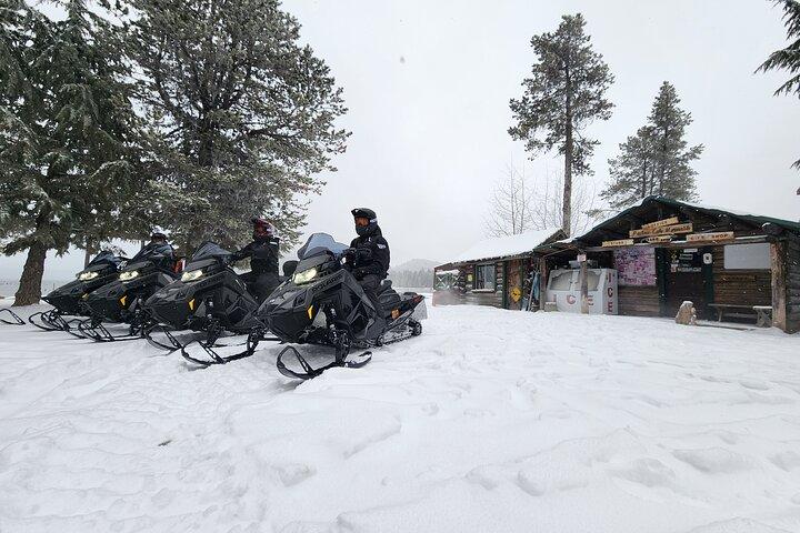 Tour guiado de 4 horas en moto de nieve por el monumento nacional panorámico en Bend
