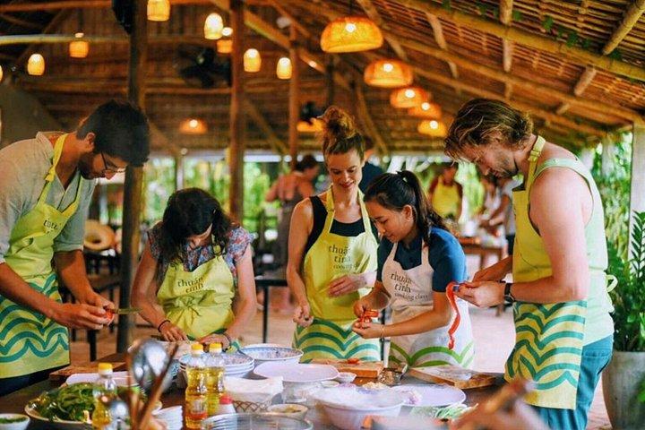 カムタンココナッツバスケットボートと料理教室ホイアン日帰りツアー