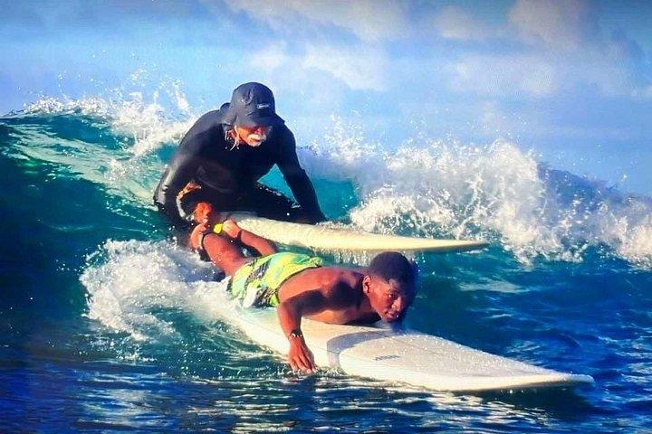 ハワイ、ホノルルでの送迎付きプライベート サーフィン レッスン