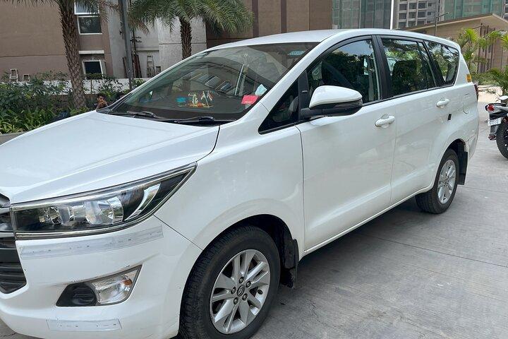 Privattransfer Flughafen Mumbai mit Innova Crysta