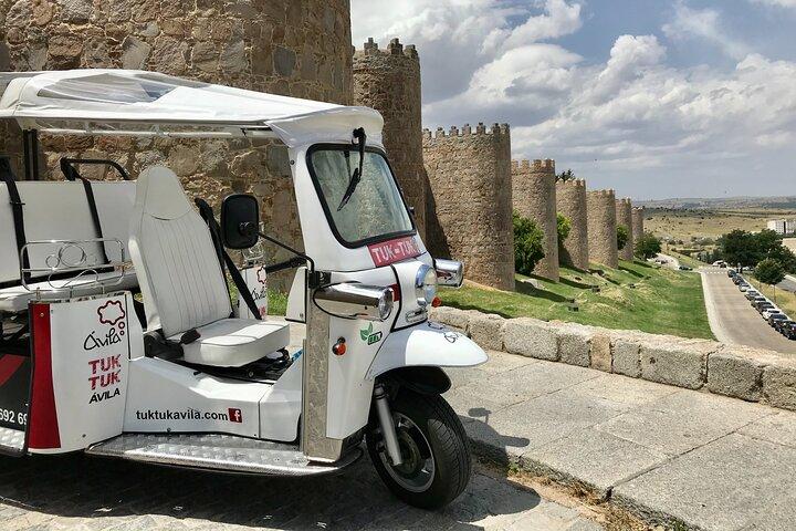 Tour Guiado en TUK TUK Ávila al COMPLETO con paradas 1 hora