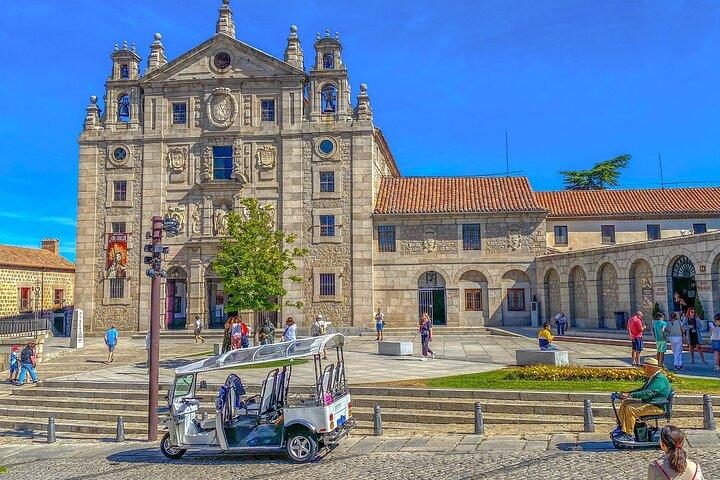 Tour Guiado en TUK TUK Ávila al COMPLETO con paradas 1 hora